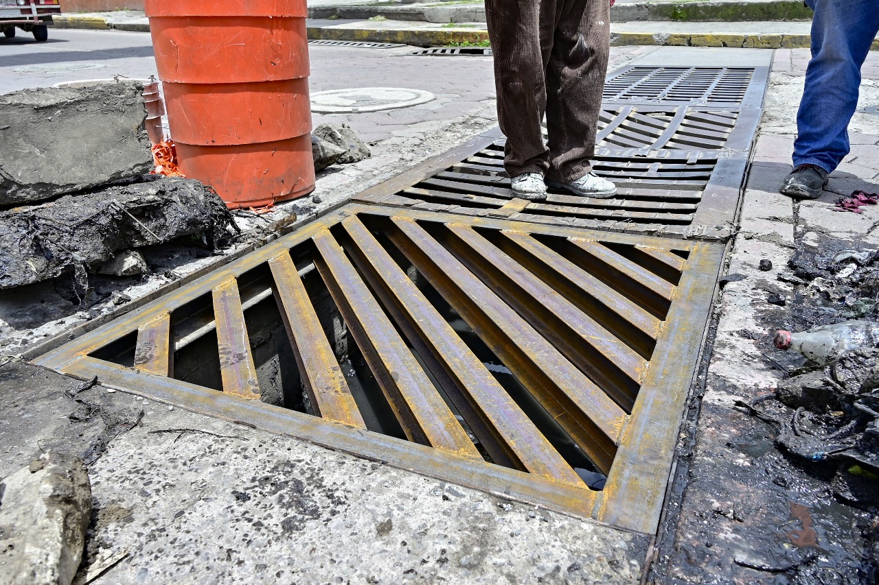 Ayuntamiento de Tlaxcala realiza limpieza de alcantarillas y renovación de rejillas en la calle Ribereña